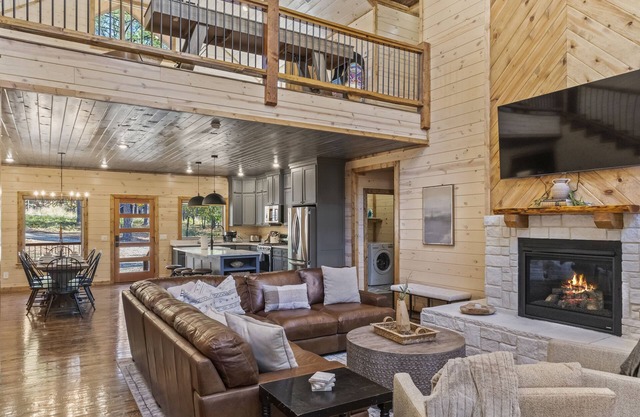 Hidden Haven Lodge - Huge outdoor area, Hot tub, FREE firewood, Games!