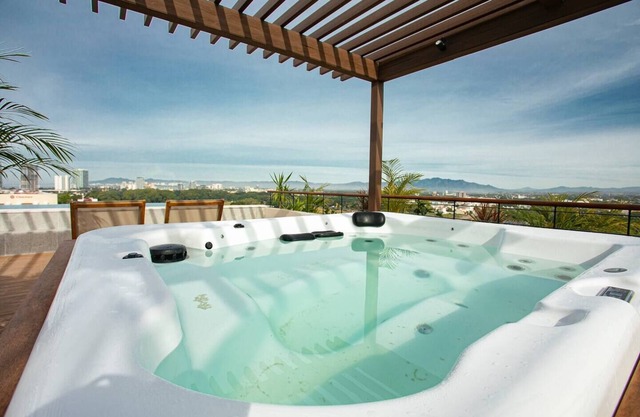 Hidden Park- Luxury 2 Bedroom 2 Bath Villa!