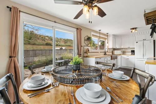 Hidden Valley Retreat - Foothill Views, Large Yard!