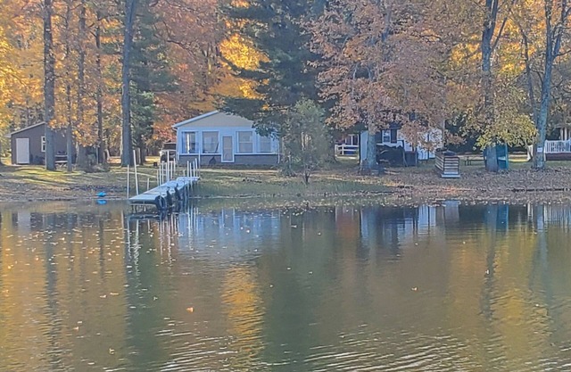Hide-a-way at Swan Lake: fishing, relaxing, and dog friendly.