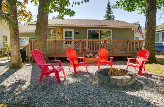 Higgins Lake Cottage w/Private Fire Pit & Grill!