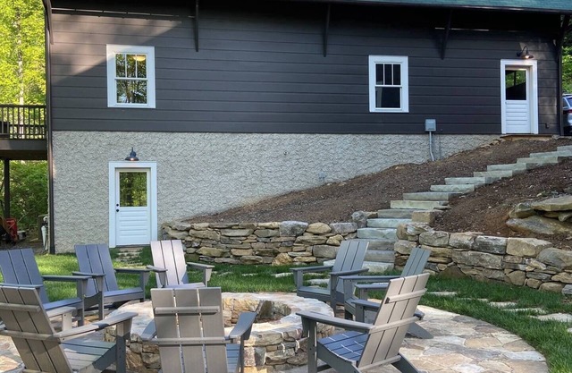 High-end Asheville Retreat near Asheville and Black Mountain. Spacious, private.
