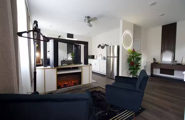 High-End Loft: Private Garage, 360° TV & No Fees