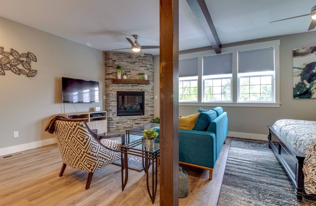 High-end studio with gas fireplace, WiFi, central AC - near restaurants/wineries