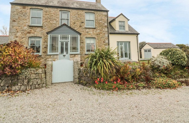 HIGHER LITTLE LIDGEY, family friendly, with open fire in Penryn