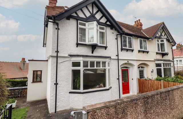 HIGHGATE, family friendly, country holiday cottage in Llandudno