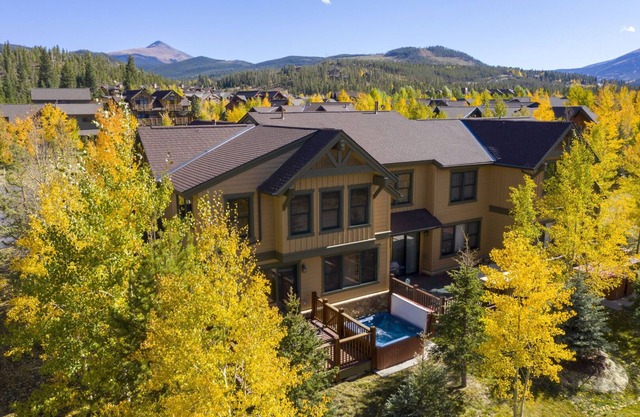 Highland House – Private Hot Tub & Mountain Views