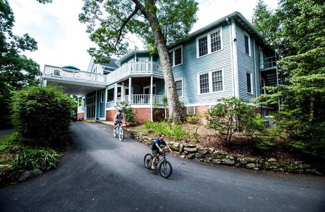 Highland Lake Inn & Resort - Flat Rock