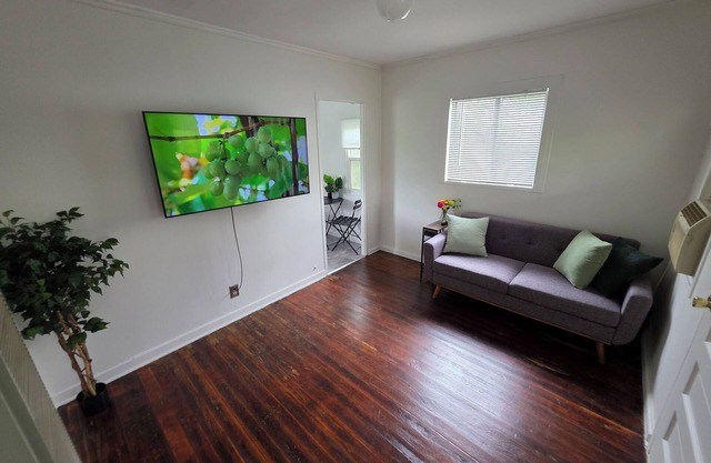 Highland Park Haven – Furnished 1BR Cottage w/Parking & Wi-Fi