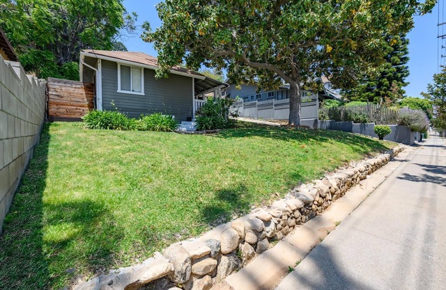 Highland Park house in prime location for city experiences. Pet Friendly