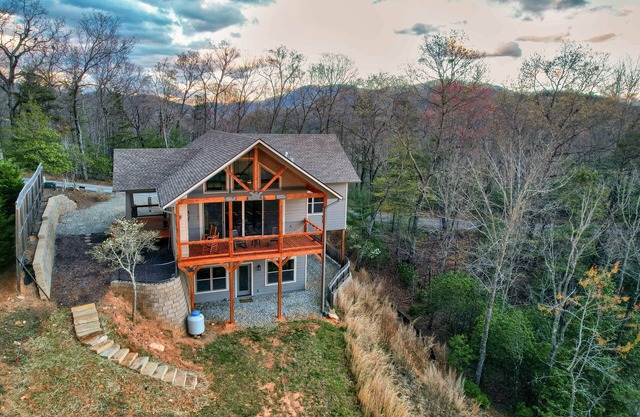 Highland SunsetnSunset view - close to lake, hiking, wineries. Family friendly.