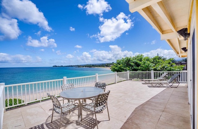 HIGHLY DESIRED PRIVATE BEACHFRONT HOME. Walking distance to Haleiwa town