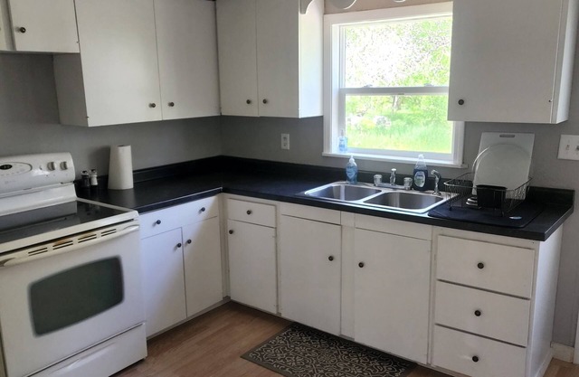 Highway 20 Lodge-Quiet, Cozy, renovated two bedroom house that sleeps 6-7
