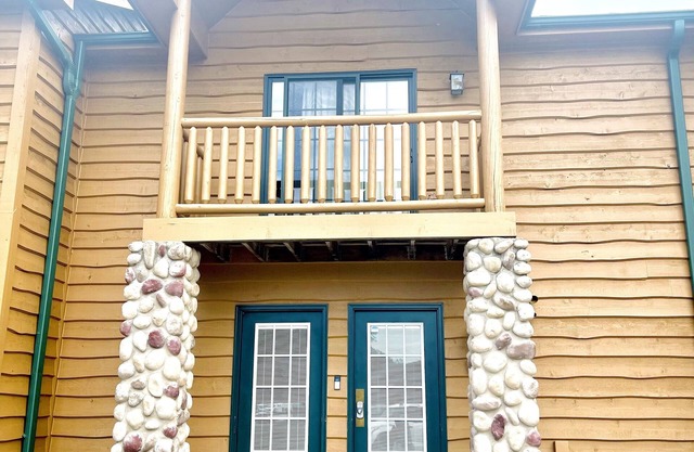 Hike and enjoy a relaxing time at Starved Rock! Family-Size Cozy Cabin