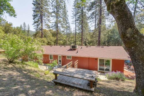 Hike, Boat and More Cabin with Hot Tub in Ahwahnee!