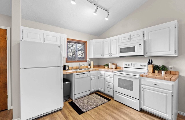 Hikers Hideaway Cozy Resort Condo w/Pool & More