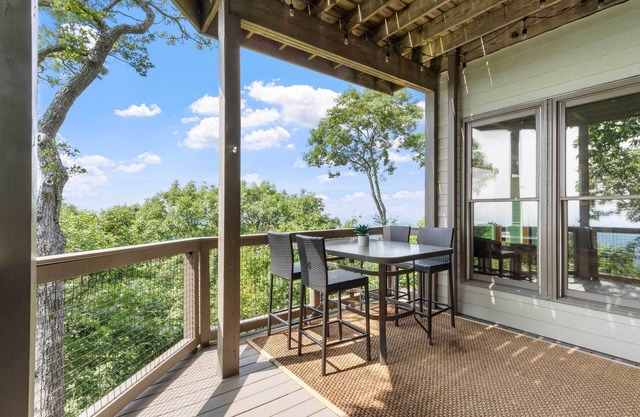 Hiking On-site: Mtn-view Burnsville Condo!