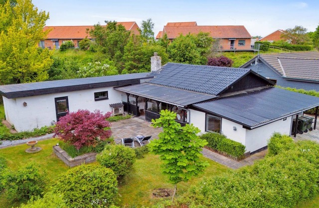 "Hildegart" - 750m from the sea by Interhome