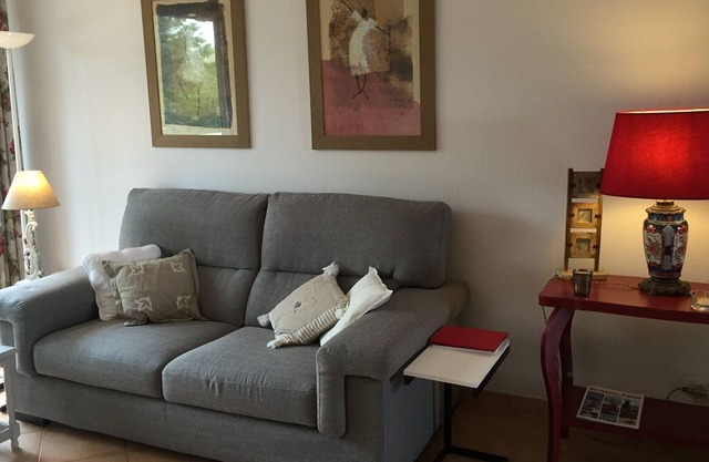 Hills of Estanove: charming apartment-calm-comfort-swimming pool