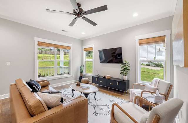 Hillside Getaway close to downtown, shops and restaurants!