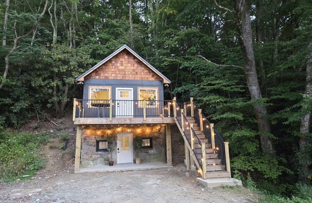 Hillside Haven 1Bd/1Bth | King Bed | Pet Friendly