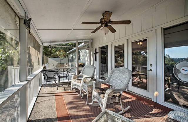 Hillside Rogers Cottage w/ Beaver Lake Views!