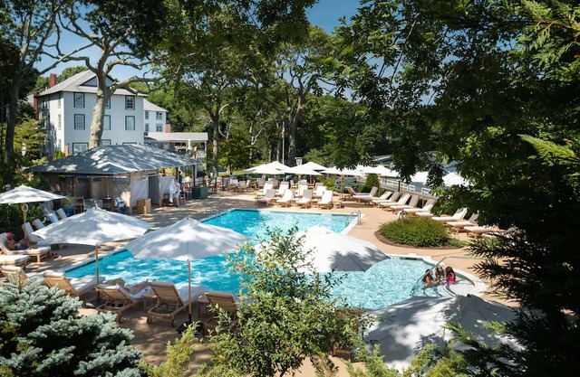 Hillside Sanctuary with Private Terrace Dining and Complimentary Parking