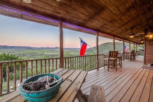 Hilltop Concan Cabin with Garner State Park Views!