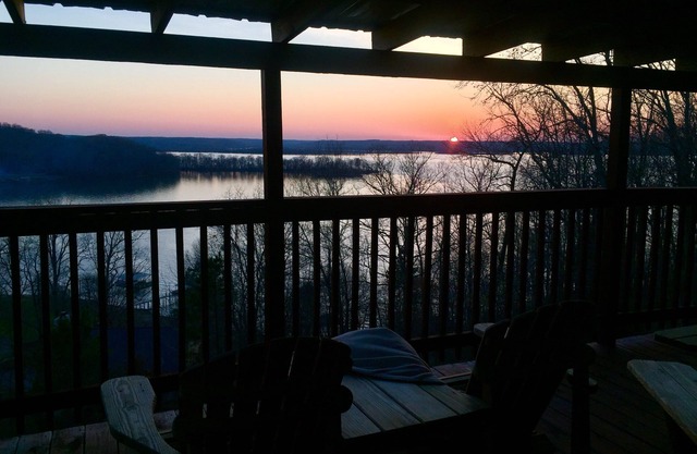 Hilltop cozy house overlooking Kentucky lake with access to load boat sleeps 10