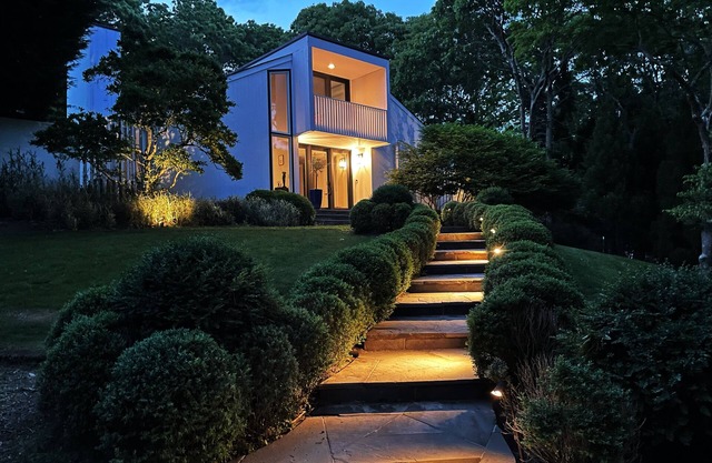 Hilltop Haven in Northwest Harbor w. Private Neighborhood Water Access