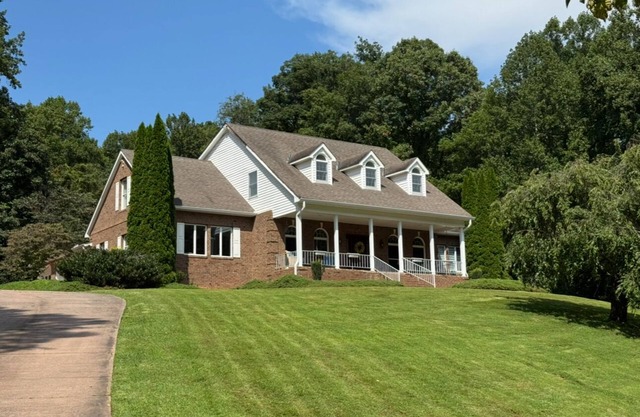 Hilltop Haven-Spacious 6-bedroom house sleeps 10 with pool table near Asheville
