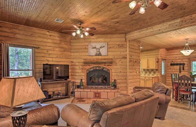 'Hilltop Hideaway' Vian Cabin w/ Covered Deck!