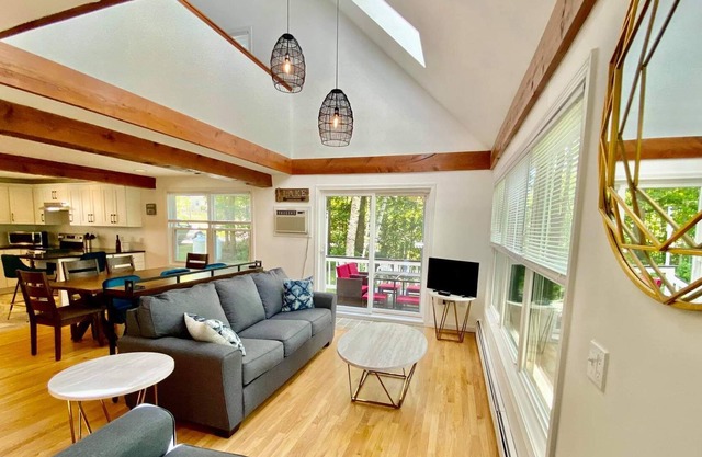 Hilltop Lakeview Retreat! - Lakeview home close to downtown, Fall & Winter outdoor activities...