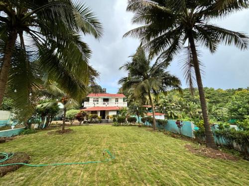 Hilltop nest cozy Villa with hills and forest view