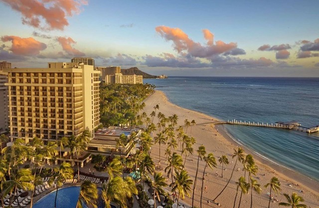 Hilton Hawaiian Village spacious one bedroom suite- Fabulous beach and lagoon!