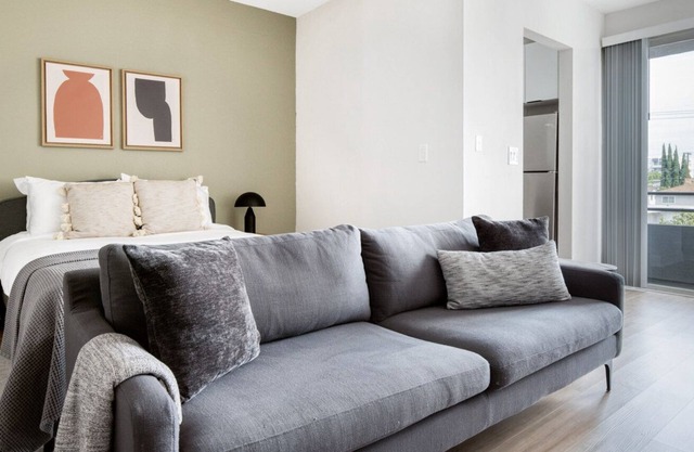 Hip Hollywood Studio w/ BBQ, Pool & Gym, nr Melrose shops, by Blueground