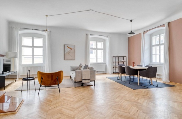 Hip Innere Stadt 2BR w/Elevator & Pvt Entry, nr U1 & U4, by Blueground