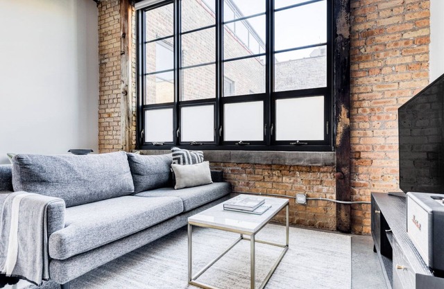 Hip Lincoln Park Studio w/Lounge, Roof & Gym, near DePaul, by Blueground