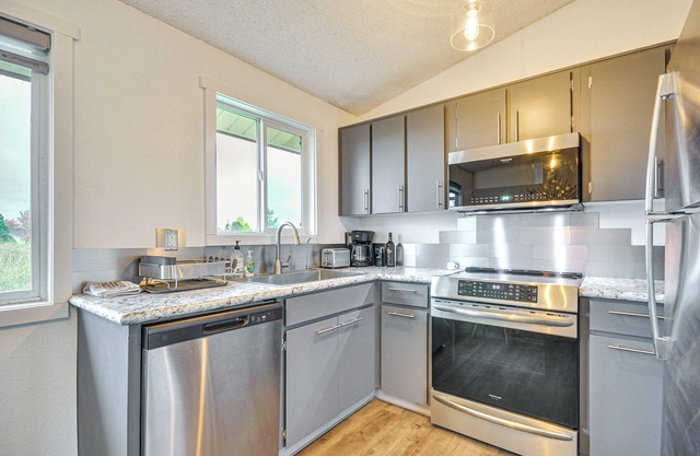Hip Vancouver Home w/EV Charger, Near Beach!