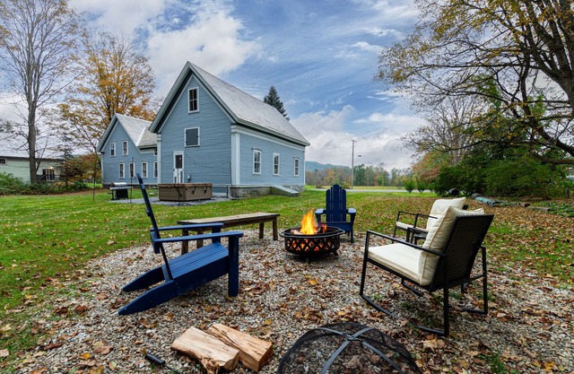 Historic 150-year-old farmhouse, Jacuzzi included