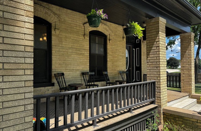 Historic 1867 Fox Mansion: Chef’s Kitchen, A/C, across from the swimming Quarry
