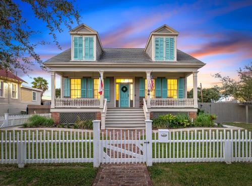 Historic 1871 Coastal Breeze with Heated Pool - Restoring Galveston