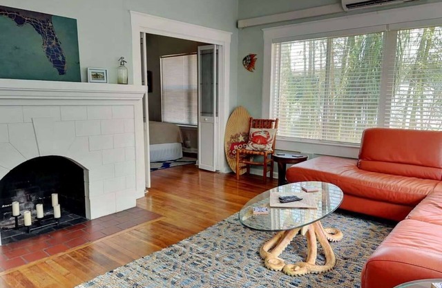 Historic 1br King Bed Walk downtown 5min to beach