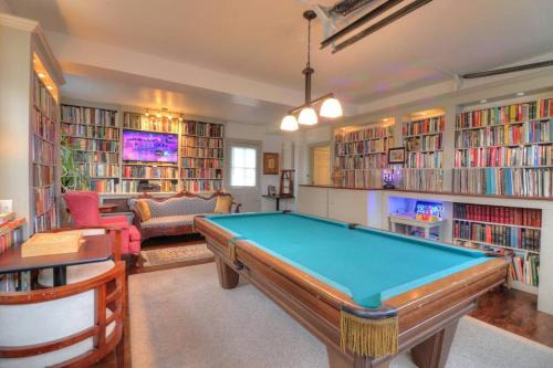 Historic 98 Fire Pit Game Room & Dog Friendly