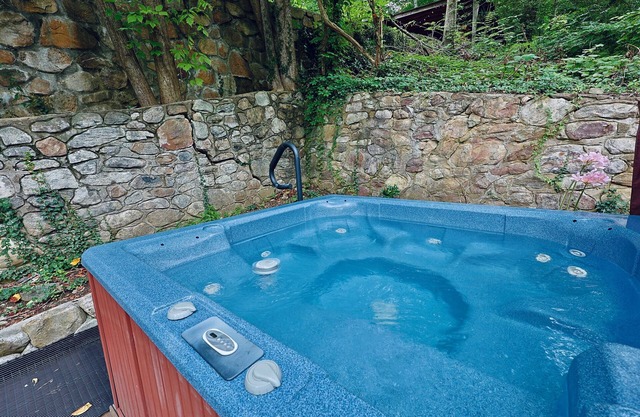Historic Cabin with Private Hot Tub - Walk Downtown - NOT A CONDO!