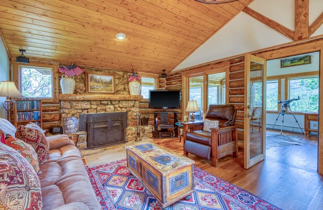 Historic cabin with mountain views, private W/D, & furnished deck