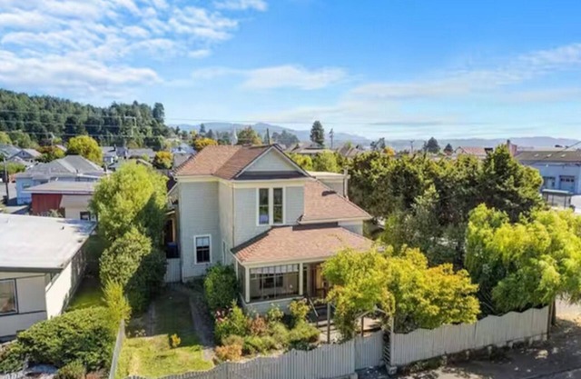 Historic Charm- 4 bedroom house in wonderful Fortuna with hot tub