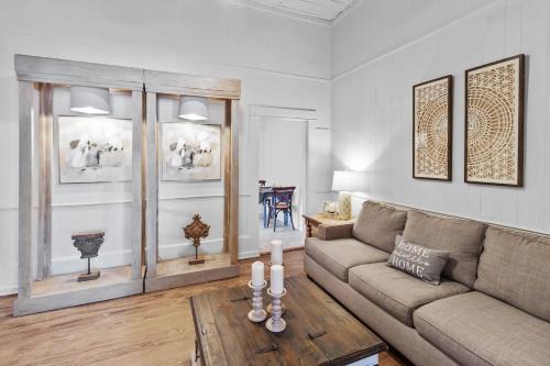 Historic Charming Ivy House, Blocks From Caddo