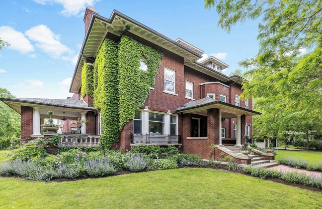 Historic Coach House in Evanston One Block to Beach and Close to Town and NU!