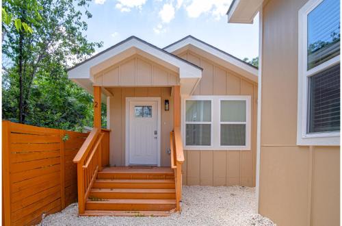 Historic Comfort 2BR1BA Guesthouse Near Riverwalk